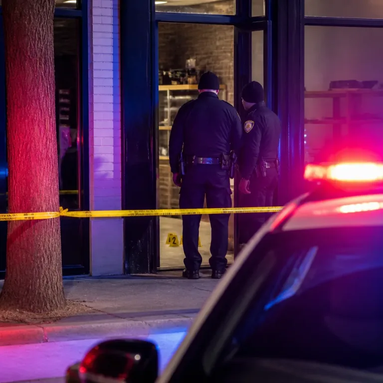 Woman injured in armed robbery inside Wicker Park business, Chicago police say