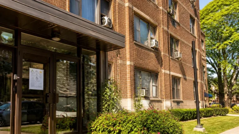 London mulls widening A/C aid so more low‑income seniors can keep cool