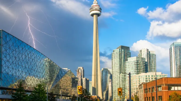 Toronto forecast: rain, thunderstorm risk and clearer skies after smoke lifts
