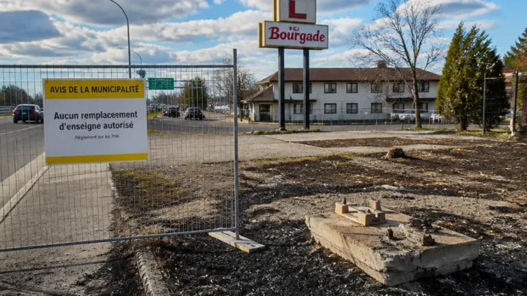 Vaudreuil-Dorion motel told it cannot replace iconic Highway 20 sign after fire
